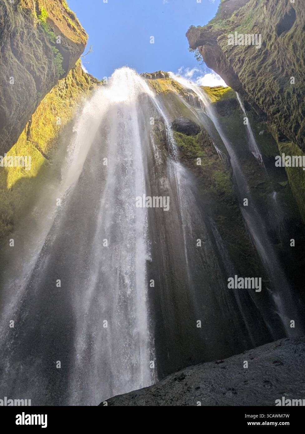 Gljúfrabúi Wasserfall, Der Durch Die Wände Des Canyons Stürzt, Island - Smartphone-aufgenommenes Stockfoto