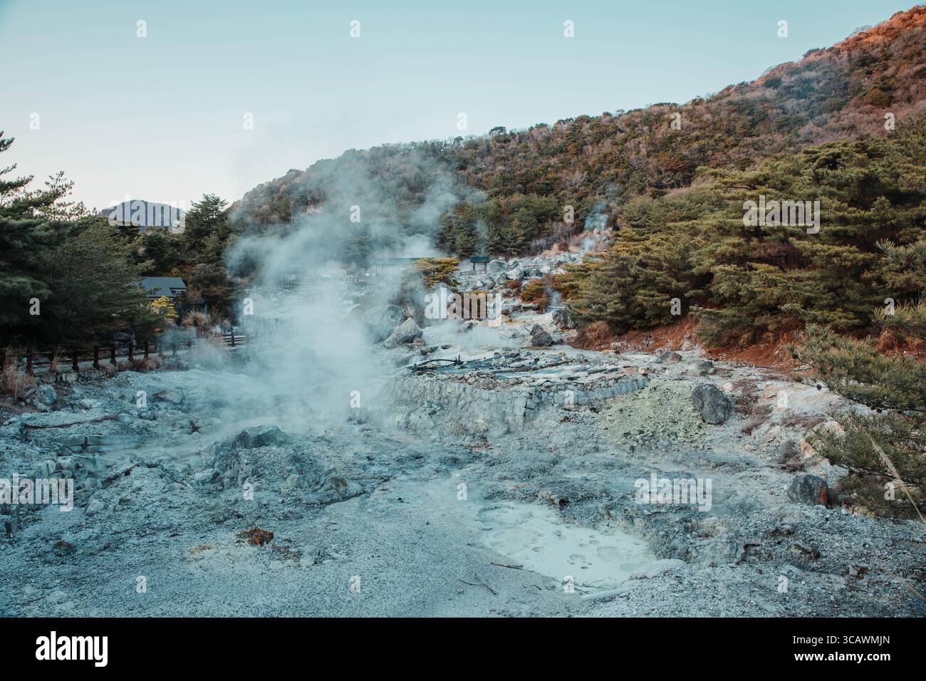 Dampfende Fumarolen und vulkanisches Gelände am Mount Unzen in der Präfektur Nagasaki, Japan, mit geothermischer Aktivität inmitten zerklüfteter Berglandschaft. Stockfoto