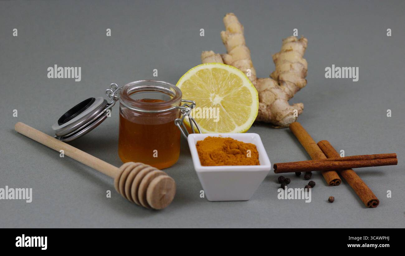 Natürliche entzündungshemmende Inhaltsstoffe wie Honig, Zitrone, Ingwer, Kurkuma und Zimt. Ganzheitliches Wellness- und Immunitätsunterstützungskonzept. Stockfoto