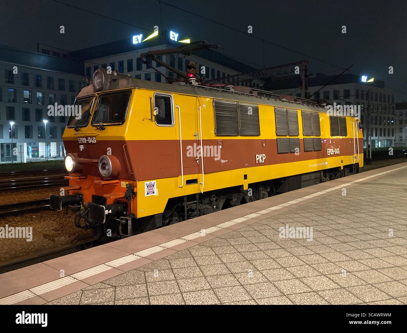Alte polnische Elektrolokomotive am Breslauer Hauptbahnhof, die historische Eisenbahntechnik und -Konstruktion in Polen zeigt. Stockfoto