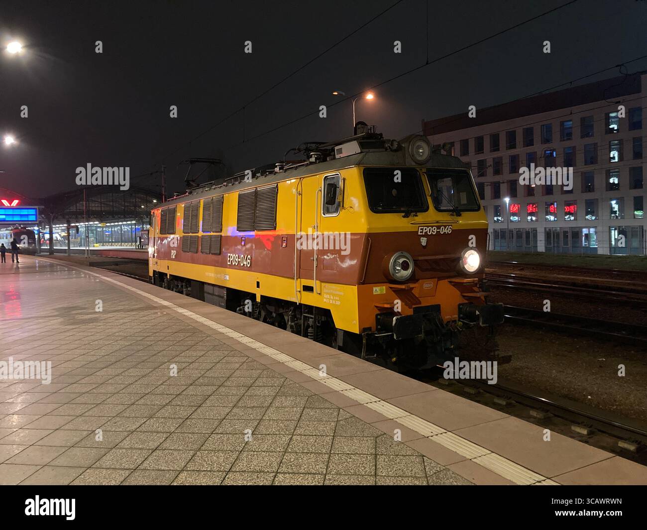 Alte polnische Elektrolokomotive am Breslauer Hauptbahnhof, die historische Eisenbahntechnik und -Konstruktion in Polen zeigt. Stockfoto