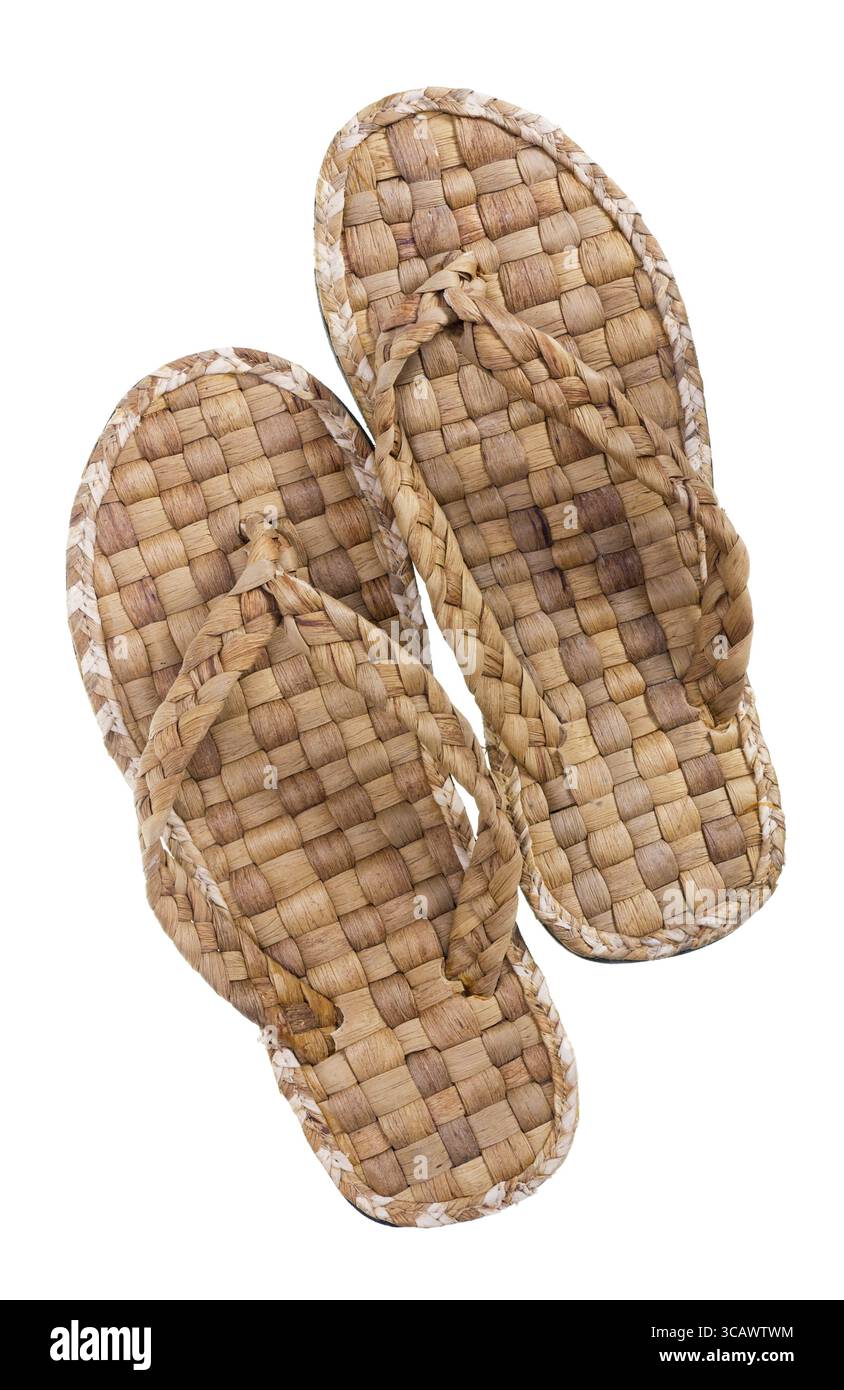 Leichte Sommer Schuhe ist gewebt aus Stroh und der Papyrus auf weiß Stockfoto