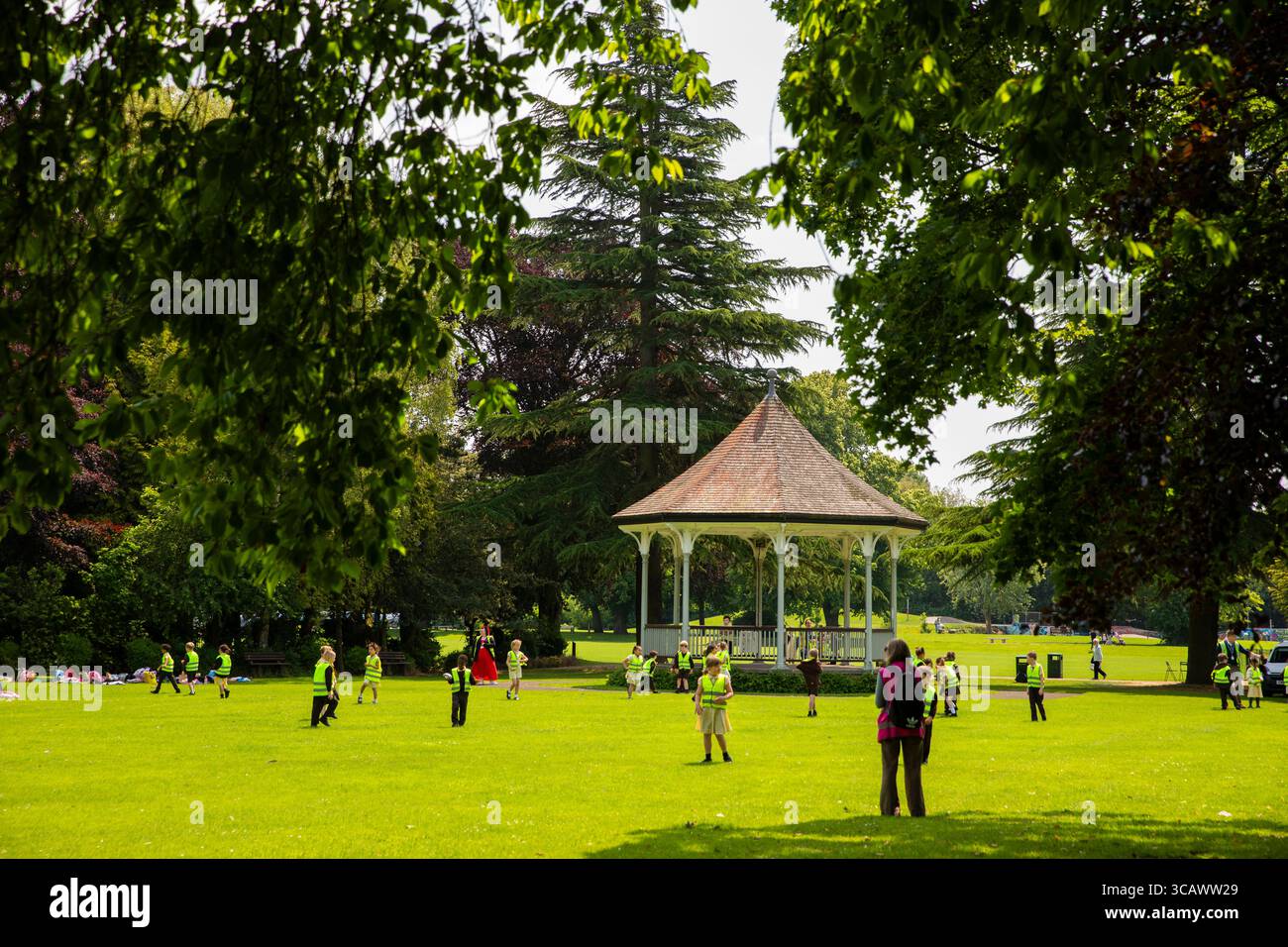 Leicestershire, Melton Mowbray, New Park, Schulkinder spielen auf der Bühne Stockfoto
