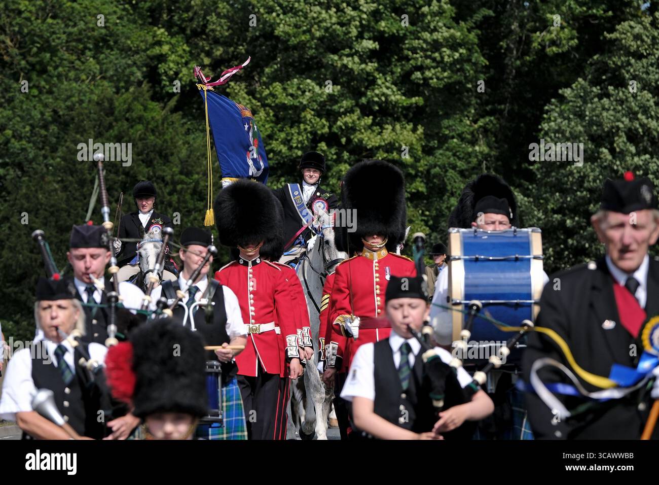 Coldstream Civic Week - Flodden Rideout unter der Leitung der Pipe Band und Coldstream Guards 200 überquert Coldstreamer Aaron Lunn, der rechte Mann Josh Kerr und der linke Mann Jake Kerr die Brücke über den Fluss Tweed nach England auf dem Weg zum Branxton Hill und zum Schauplatz der Schlacht von Flodden (1513) während des Flodden Rideout Teil des Coldstream Civic Week jährlichen Festivals am 7. August 2025 in Coldstream, Schottland (Bildnachweis: Rob Gray/Alamy Live News Stockfoto