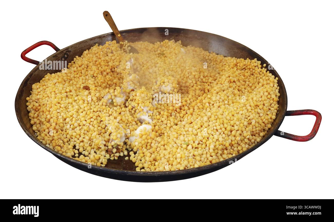 Street Fast Food – gekochte gelbe Erbsen mit Speck, Knoblauch und Fett in einer großen Eisenpfanne. Isoliert mit Patch Stockfoto