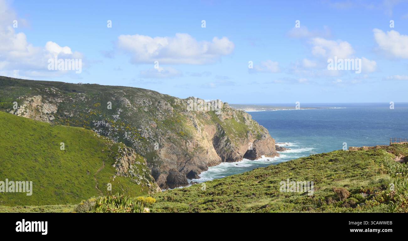 Panorama der Küste Portugals. Sonniger Frühling April Tag Panorama Landschaft Stockfoto