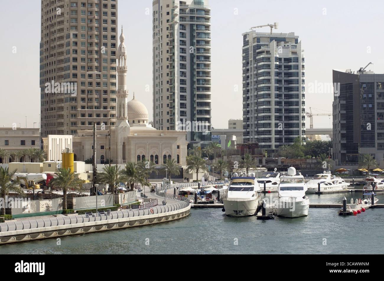 Dubai, Vereinigte Arabische Emirate - 21. April 2018. Hohe neue Wohnhochhäuser und traditionelle Moschee in der Nähe des Seehafens und Anlegeplatzes für Elite Ya Stockfoto