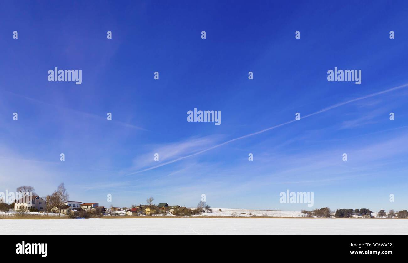 Dorf Himmel Konzept-ländlichen Winterlandschaft mit Schnee und Eis gefroren Stockfoto