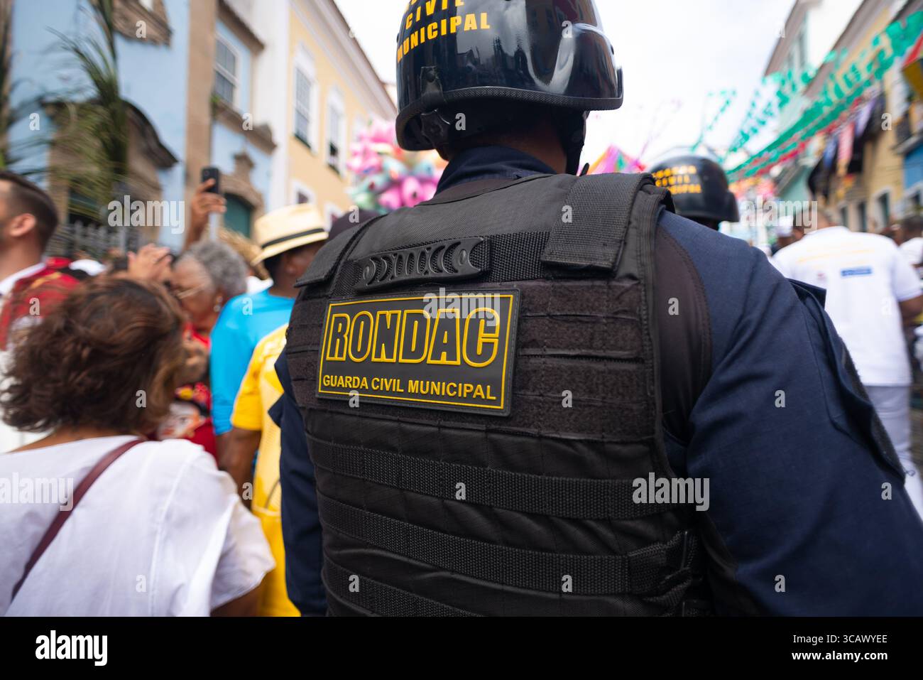 Salvador, Bahia, Brasilien - 2. Juli 2025: Soldaten der Stadtgarde werden während der Bahia-Unabhängigkeitsparade in Salvador, Brasilien, patrouillieren gesehen. Stockfoto