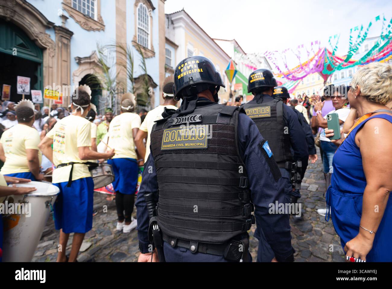 Salvador, Bahia, Brasilien - 2. Juli 2025: Soldaten der Stadtgarde werden während der Bahia-Unabhängigkeitsparade in Salvador, Brasilien, patrouillieren gesehen. Stockfoto