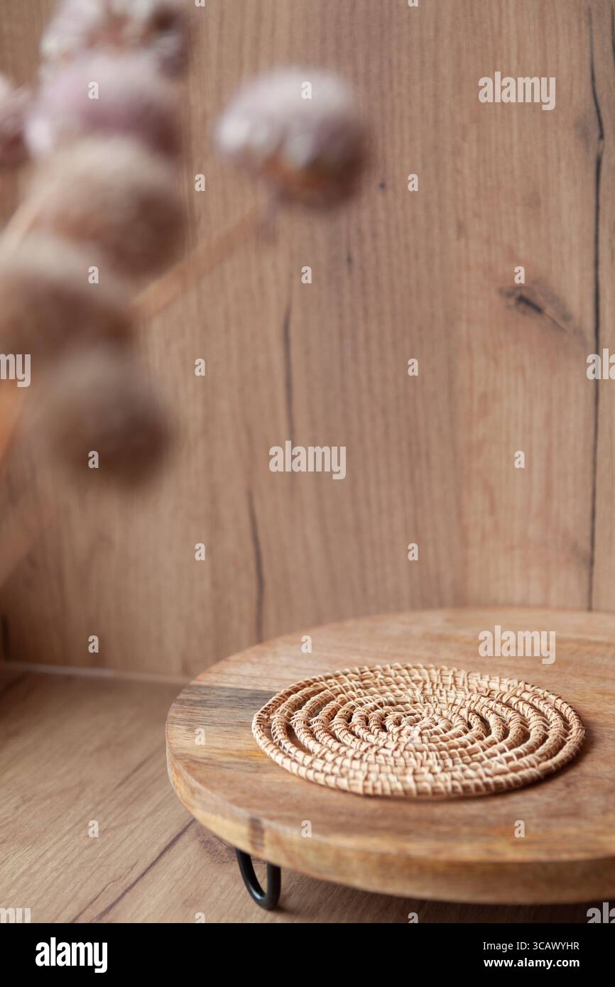 Minimalistische und stilvolle Komposition mit Holz- und Rattanaccessoires, Kopierraum, Design, eleganter Dekoration Stockfoto