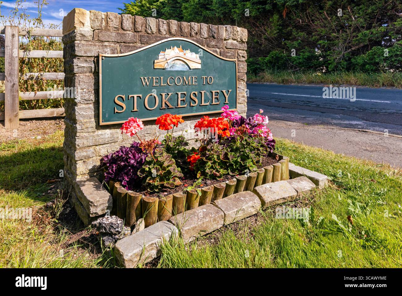 Begrenzungsschild mit Blumendisplay, Stokesley, North Yorkshire, England, Großbritannien Stockfoto