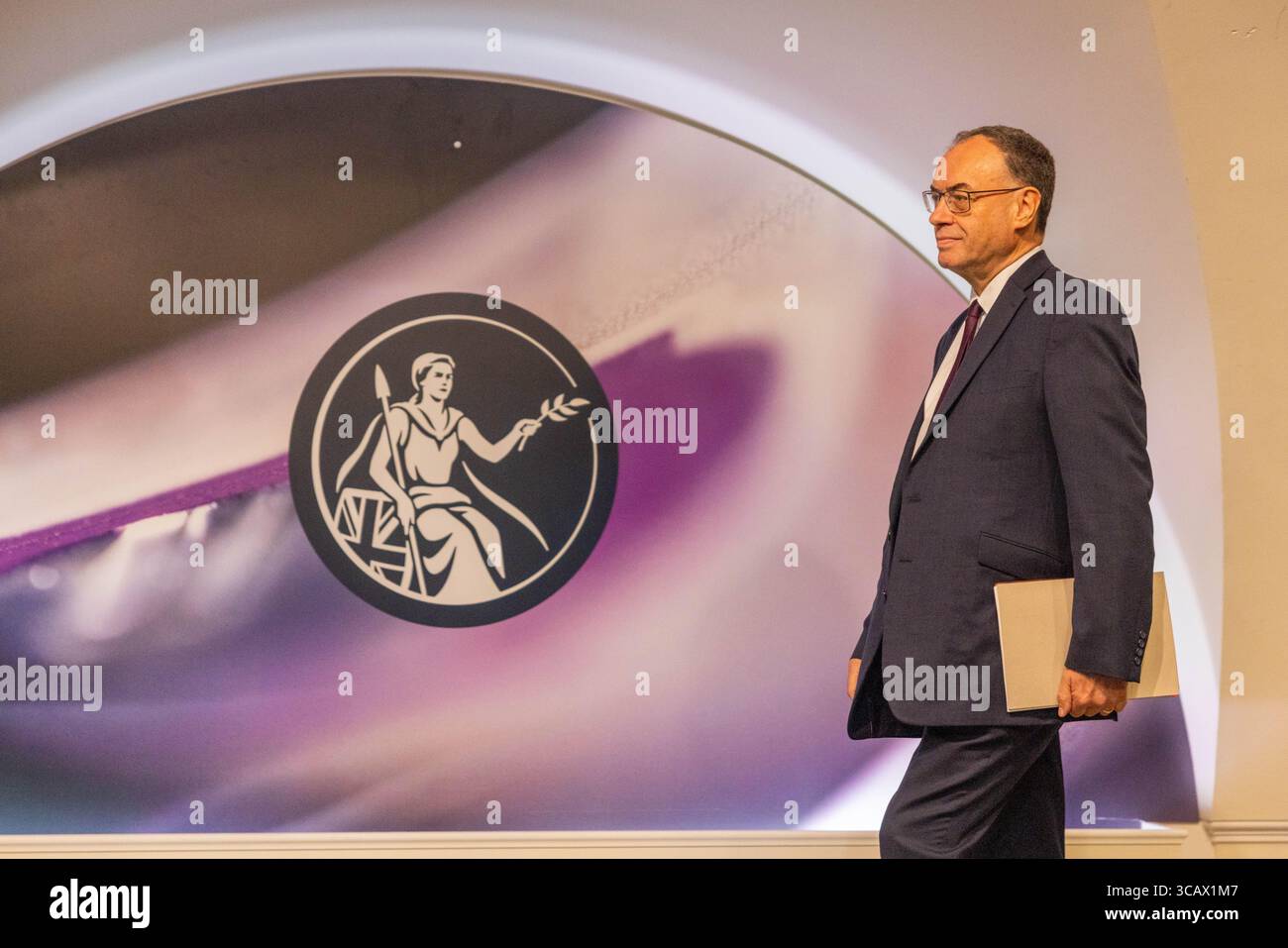 London, Großbritannien. AUGUST 2025. Andrew Bailey, Gouverneur der Bank of England, kommt, als die BOE eine Senkung der Zinssätze von 4,25 % auf 4 % ankündigte, die fünfte Senkung seit August letzten Jahres auf der Pressekonferenz über den Monetary Policy Report, bestand das Panel (von links nach rechts) aus Clare Lombardelli, Andrew Bailey, Katie Martin und Dave Ramsden. Credit Milo Chandler/Alamy Live News Stockfoto