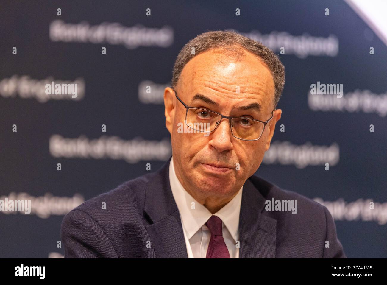 London, Großbritannien. AUGUST 2025. Andrew Bailey, Gouverneur der Bank of England, spricht Journalisten an, als die BOE eine Senkung der Zinssätze von 4,25 % auf 4 % ankündigte, die fünfte Senkung seit August letzten Jahres. Auf der Pressekonferenz über den Monetary Policy Report bestand das Panel (von links nach rechts) aus Clare Lombardelli, Andrew Bailey, Katie Martin und Dave Ramsden. Credit Milo Chandler/Alamy Live News Stockfoto