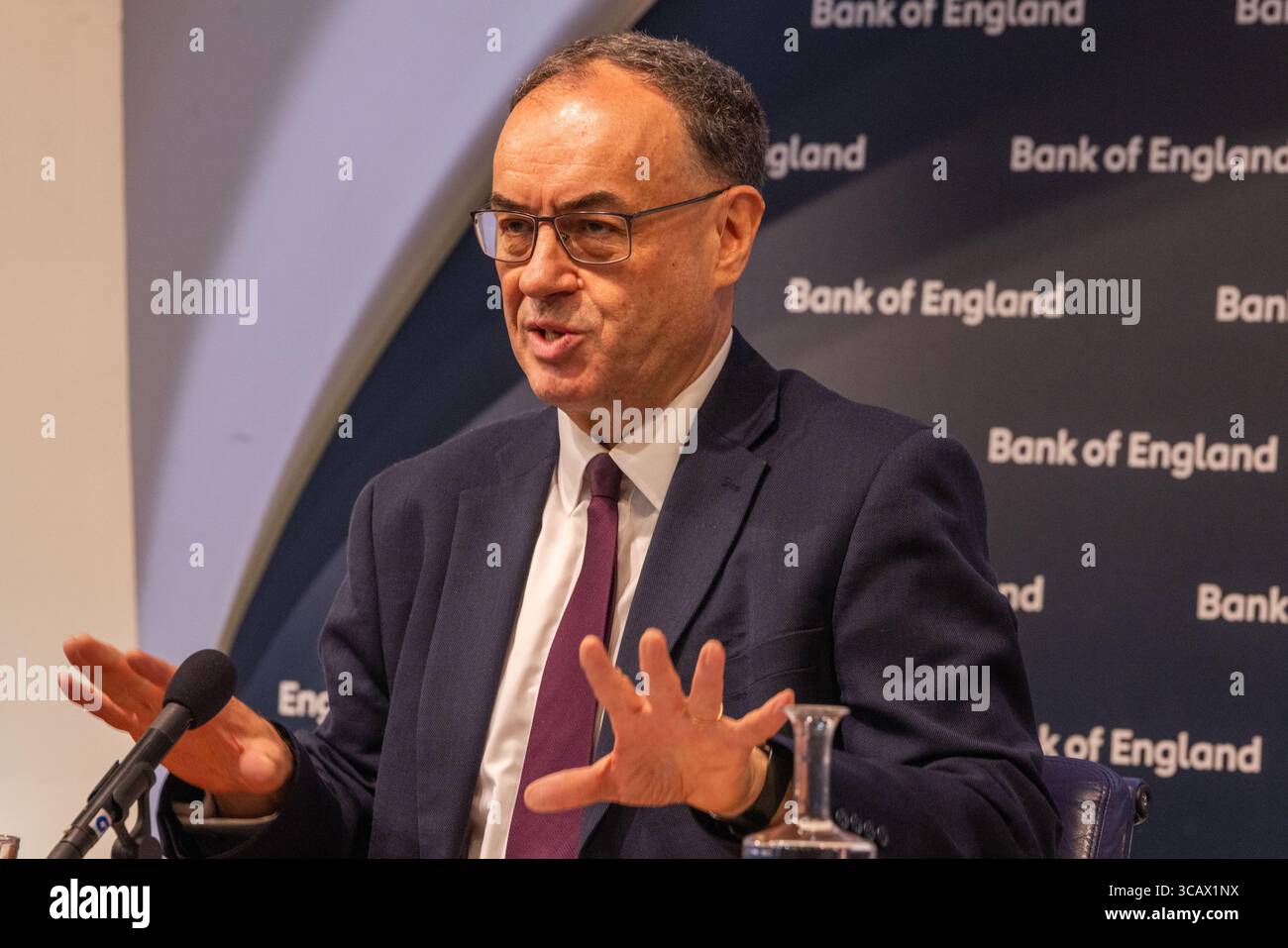 London, Großbritannien. AUGUST 2025. Andrew Bailey, Gouverneur der Bank of England, spricht Journalisten an, als die BOE eine Senkung der Zinssätze von 4,25 % auf 4 % ankündigte, die fünfte Senkung seit August letzten Jahres. Auf der Pressekonferenz über den Monetary Policy Report bestand das Panel (von links nach rechts) aus Clare Lombardelli, Andrew Bailey, Katie Martin und Dave Ramsden. Credit Milo Chandler/Alamy Live News Stockfoto
