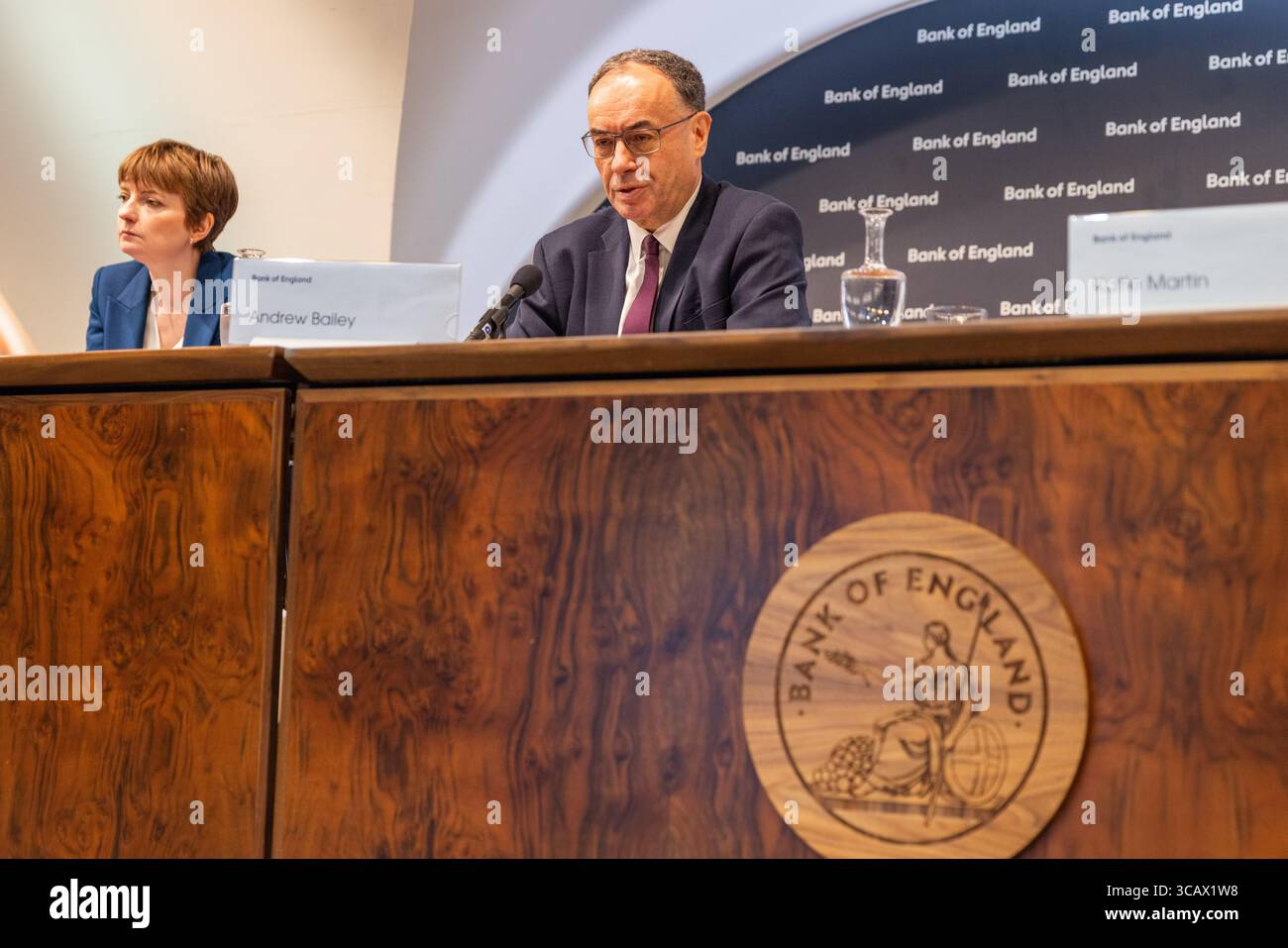 London, Großbritannien. AUGUST 2025. Andrew Bailey, Gouverneur der Bank of England, spricht Journalisten an, als die BOE eine Senkung der Zinssätze von 4,25 % auf 4 % ankündigte, die fünfte Senkung seit August letzten Jahres. Auf der Pressekonferenz über den Monetary Policy Report bestand das Panel (von links nach rechts) aus Clare Lombardelli, Andrew Bailey, Katie Martin und Dave Ramsden. Credit Milo Chandler/Alamy Live News Stockfoto