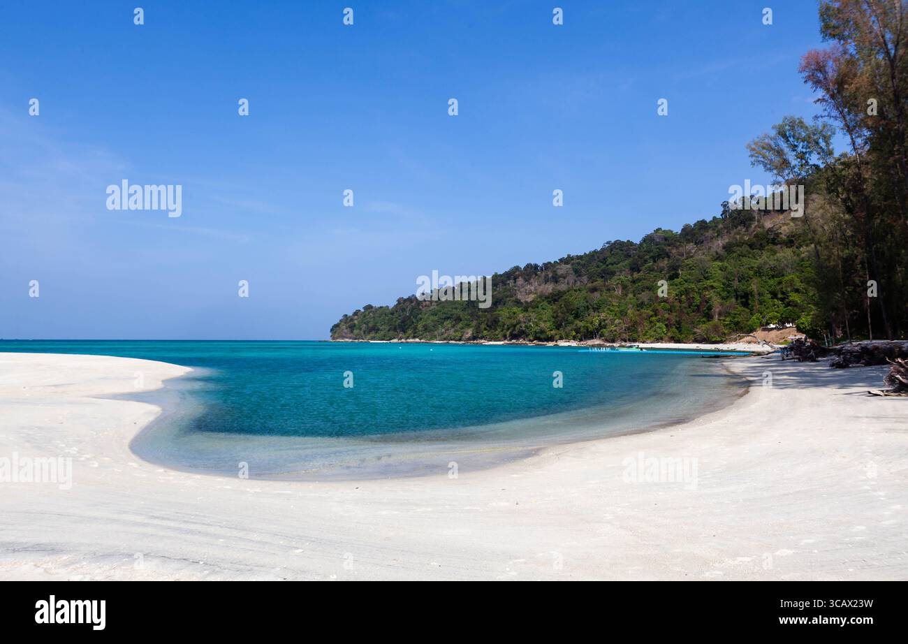 Adang Island im Tarutao National Marine Park, Südthailand. Wunderschöne Lagune und weißer Sandstrand an der Andamanenküste in Thailand, Koh Adang. Stockfoto