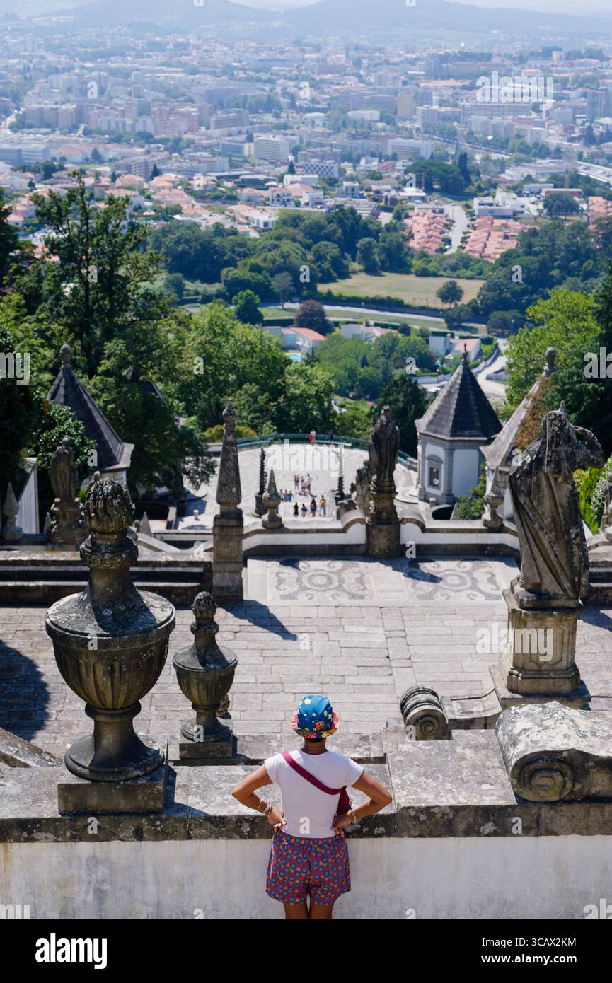 Touristen bewundern die barocke Architektur und die symbolische Treppe von Escadórios do Bom Jesus in Richtung Braga Stockfoto