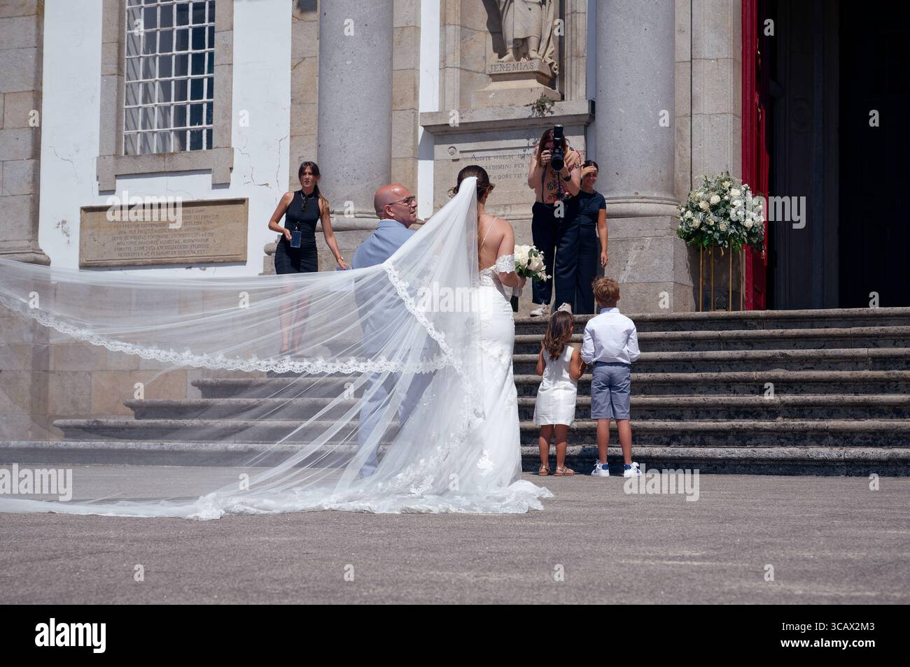 Braut und Familie treffen sich am Eingang der Bom Jesus do Monte Kirche in Braga Stockfoto