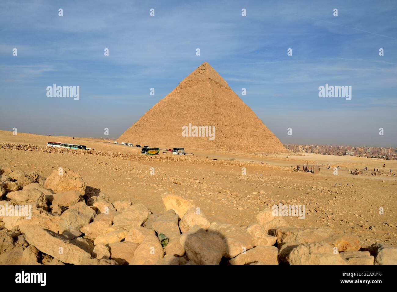Die Pyramiden von Gizeh, erbaut als königliche Gräber während des Alten Königreichs und eines der sieben Weltwunder der Antike, auf dem Gizeh-Plateau in Ägypten Stockfoto