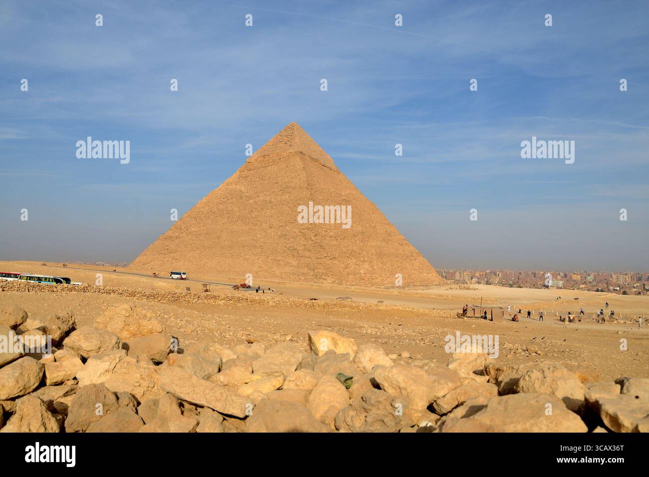 Die Pyramiden von Gizeh, erbaut als königliche Gräber während des Alten Königreichs und eines der sieben Weltwunder der Antike, auf dem Gizeh-Plateau in Ägypten Stockfoto