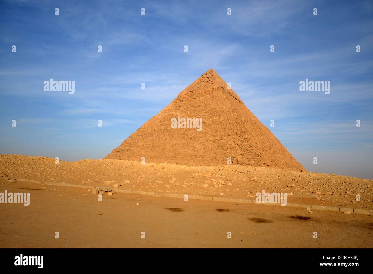 Die Pyramiden von Gizeh, erbaut als königliche Gräber während des Alten Königreichs und eines der sieben Weltwunder der Antike, auf dem Gizeh-Plateau in Ägypten Stockfoto