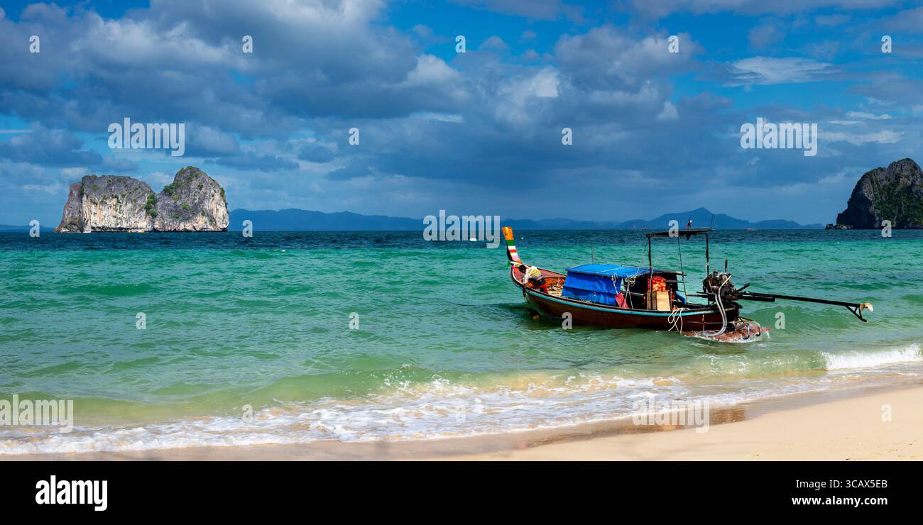 Langboot am Strand, Insel Koh Ngai, Andamanensee, Provinz Satun, Südthailand, Thailand, Asien Stockfoto