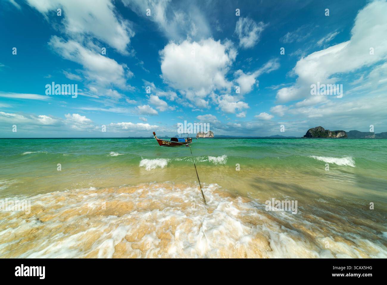 Langboot am Strand, Insel Koh Ngai, Andamanensee, Provinz Satun, Südthailand, Thailand, Asien Stockfoto