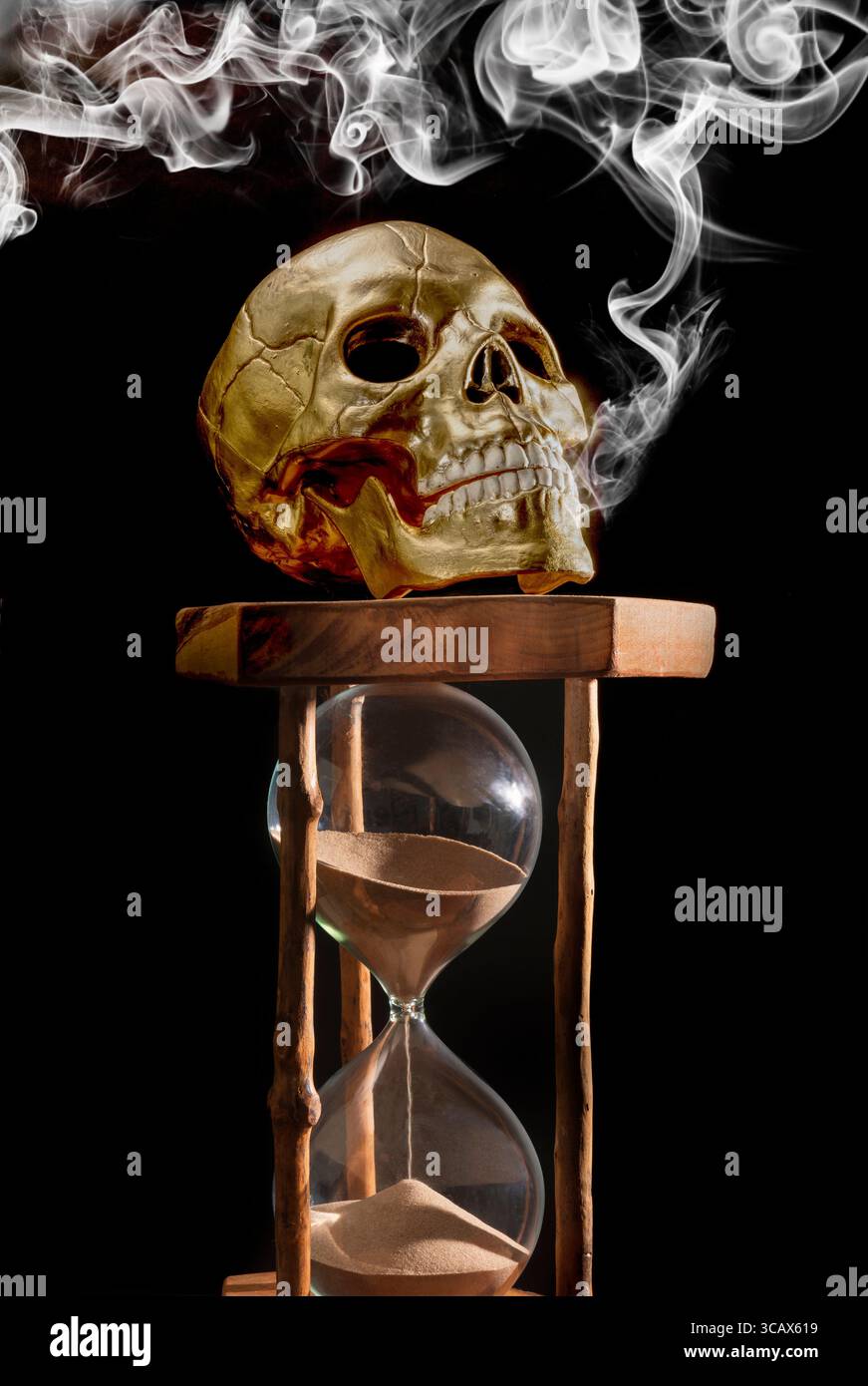 Ein menschlicher Schädel auf einem Sanduhrglas, das die Zeit vergeht Stockfoto