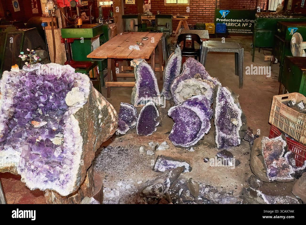 Amethyst-Geoden in Werkstatt mit Holzmöbeln Stockfoto