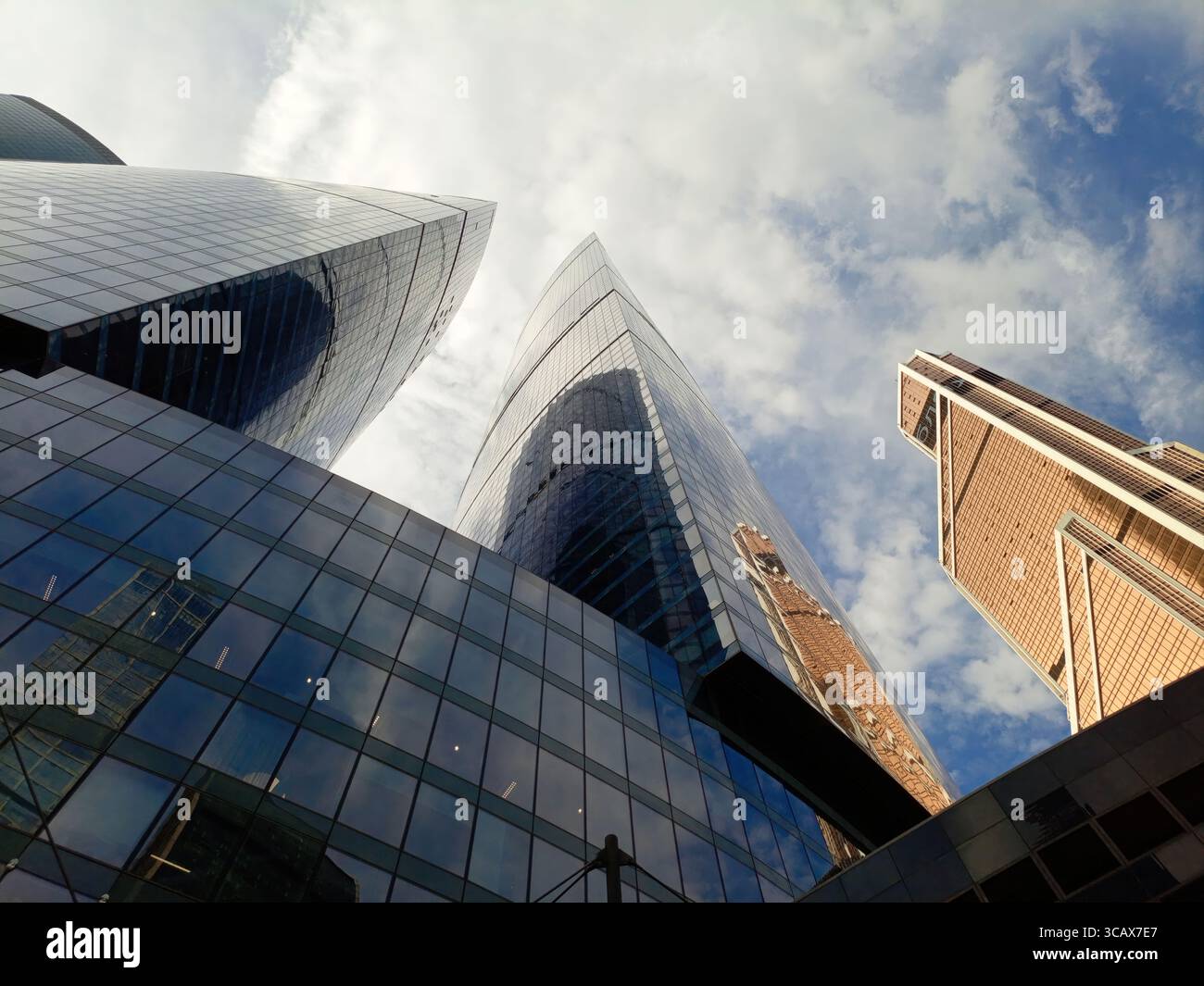 Low Angle View von modernen Wolkenkratzern Stockfoto
