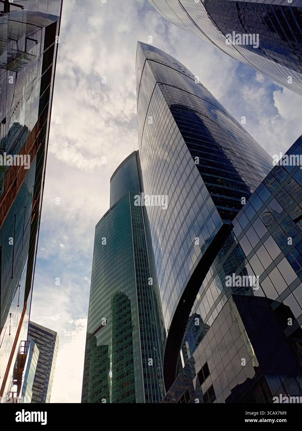 Flacher Blick auf die Glaswände der modernen Wolkenkratzer Stockfoto