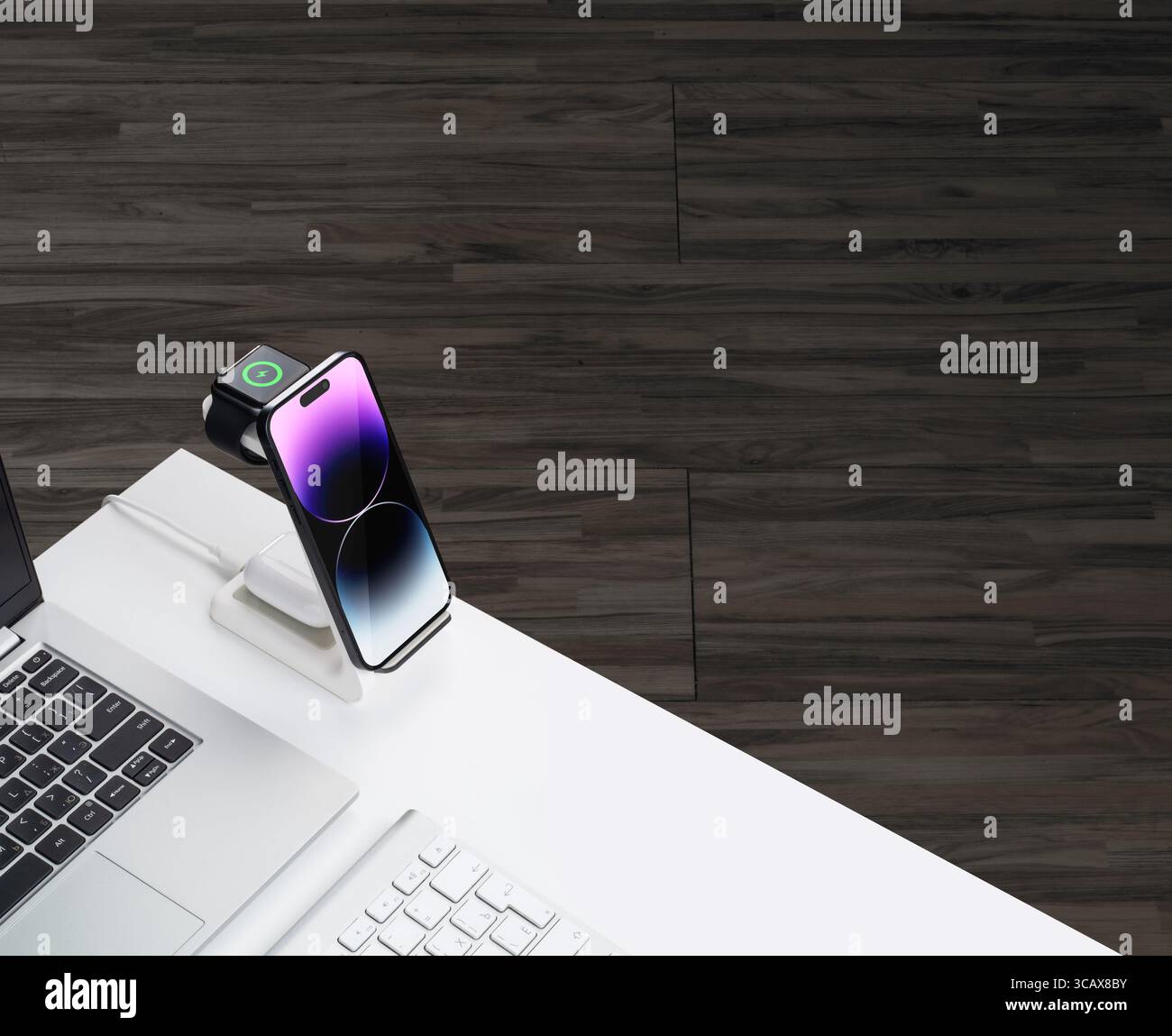 Das kabellose MagSafe-Ladegerät versorgt Smartphone und Smartwatch gleichzeitig mit modernster Ladetechnologie für Benutzer mit mehreren Geräten. Pro Stockfoto