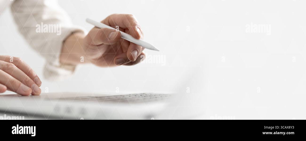 Helles, minimales Banner, das einen Geschäftsmann mit einem Stift zeigt, das digitalen Workflow, Innovation und moderne Unternehmenstechnologie symbolisiert Stockfoto