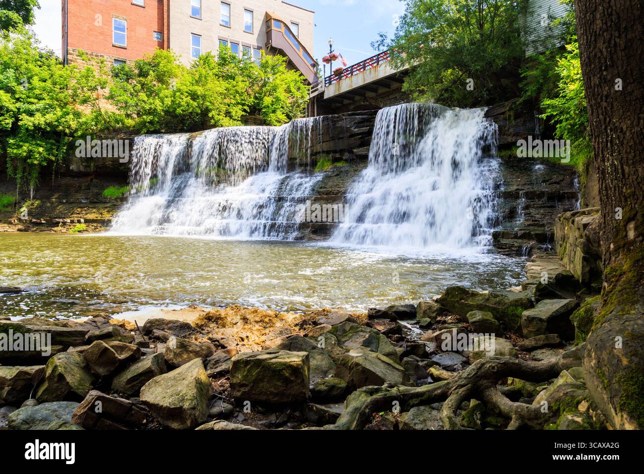 Chagrin Falls, Ohio - 15. Juni 2017: Ein malerischer Blick auf den mächtigen Chagrin Falls Wasserfall, der in den Fluss stürzt. Stockfoto