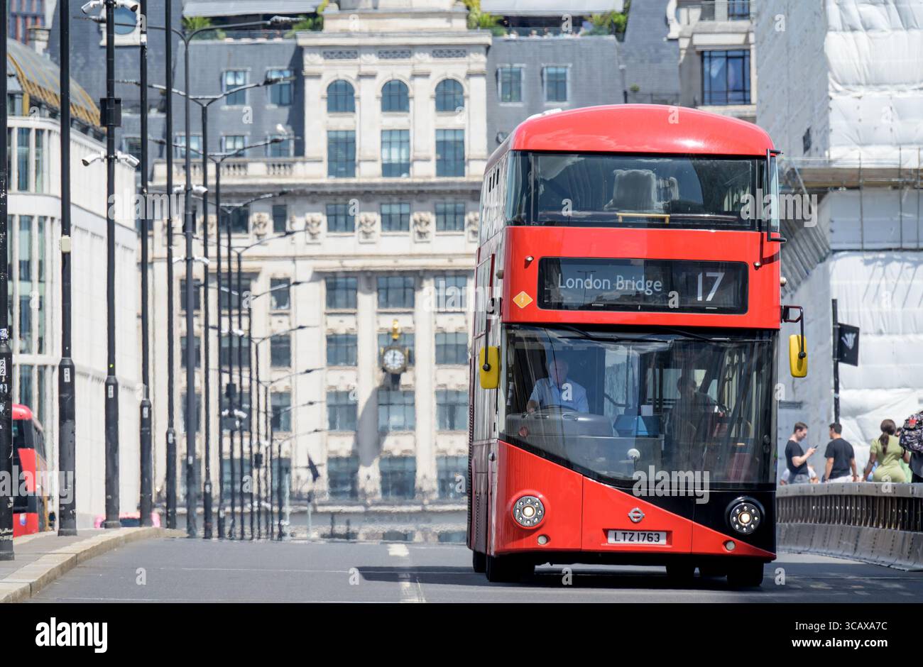 London, Großbritannien. Roter Doppeldecker Routemaster Bus Nr. 17 zur London Bridge, Überquerung der London Bridge Richtung Süden. Stockfoto