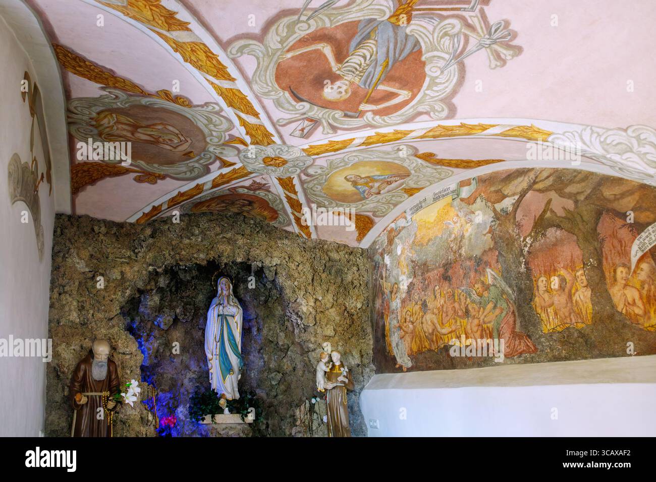 Lourdes Grotte und Kammer für die Armen im Inneren der spätgotischen Pfarrkirche St. Stephan in Haiming, Oberbayern, Bayern, Keim Stockfoto