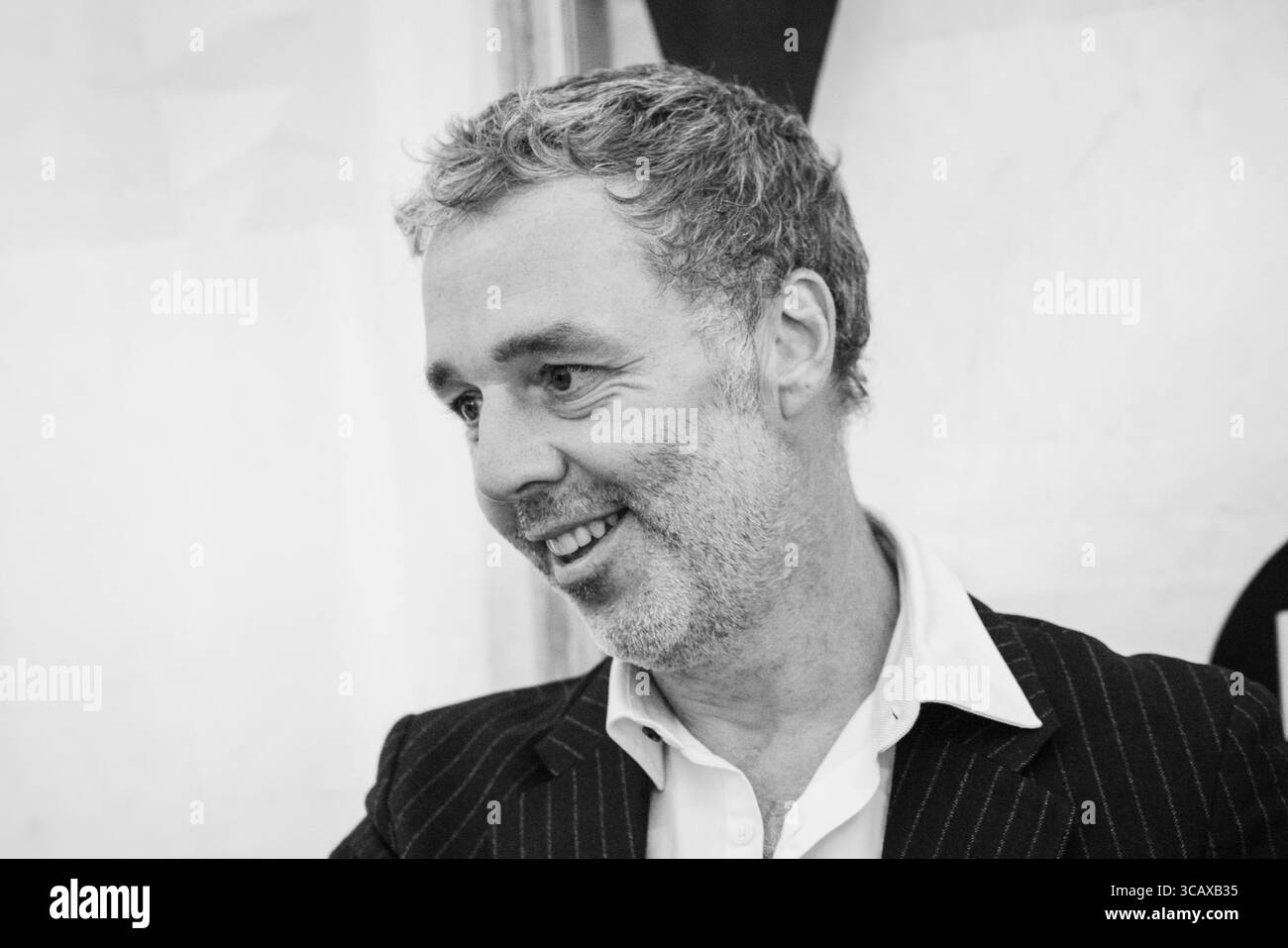 BAXTER DURY, MEETING FANS, SIGNING ZELT, 2018: Baxter Dury hat Spaß mit seinen Fans im Rough Trade Signing Zelt. Quelle: Rob Watkins/Alamy Live News. Tag 2 des Green man Musikfestivals in den Brecon Beacons Mountains in Wales. Glanusk Park, Brecon, Wales, 18. August 2018. INFO: Baxter Dury ist ein britischer Singer-Songwriter, der für seine unverwechselbare Mischung aus Indie-Rock und Spoken Word bekannt ist. Als Sohn von Ian Dury wurde er mit Alben wie Happy Soup und Prince of Tears bekannt, bekannt für seine witzigen Texte und seine charismatische Darbietung. Stockfoto