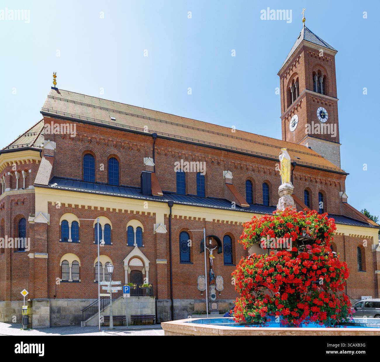 Pfarrkirche St. Bartholomäus und Marienbrunnen auf dem Marktplatz in Markt KRAIBURG, Region Inn-Salzach, Oberbayern, Bayern, Deutschland Stockfoto