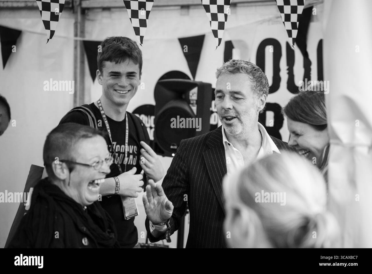 BAXTER DURY, MEETING FANS, SIGNING ZELT, 2018: Baxter Dury hat Spaß mit seinen Fans im Rough Trade Signing Zelt. Quelle: Rob Watkins/Alamy Live News. Tag 2 des Green man Musikfestivals in den Brecon Beacons Mountains in Wales. Glanusk Park, Brecon, Wales, 18. August 2018. INFO: Baxter Dury ist ein britischer Singer-Songwriter, der für seine unverwechselbare Mischung aus Indie-Rock und Spoken Word bekannt ist. Als Sohn von Ian Dury wurde er mit Alben wie Happy Soup und Prince of Tears bekannt, bekannt für seine witzigen Texte und seine charismatische Darbietung. Stockfoto