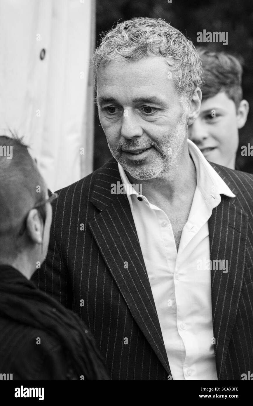 BAXTER DURY, MEETING FANS, SIGNING ZELT, 2018: Baxter Dury hat Spaß mit seinen Fans im Rough Trade Signing Zelt. Quelle: Rob Watkins/Alamy Live News. Tag 2 des Green man Musikfestivals in den Brecon Beacons Mountains in Wales. Glanusk Park, Brecon, Wales, 18. August 2018. INFO: Baxter Dury ist ein britischer Singer-Songwriter, der für seine unverwechselbare Mischung aus Indie-Rock und Spoken Word bekannt ist. Als Sohn von Ian Dury wurde er mit Alben wie Happy Soup und Prince of Tears bekannt, bekannt für seine witzigen Texte und seine charismatische Darbietung. Stockfoto