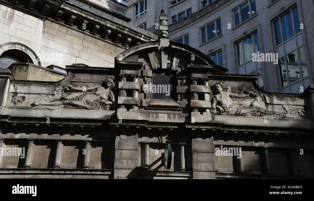 Originaler prunkvoller Eingang zur U-Bahnstation Bank, City of London, London, Großbritannien. Raffiniert in die Seite der St. Mary Woolnoth Church integriert. Stockfoto