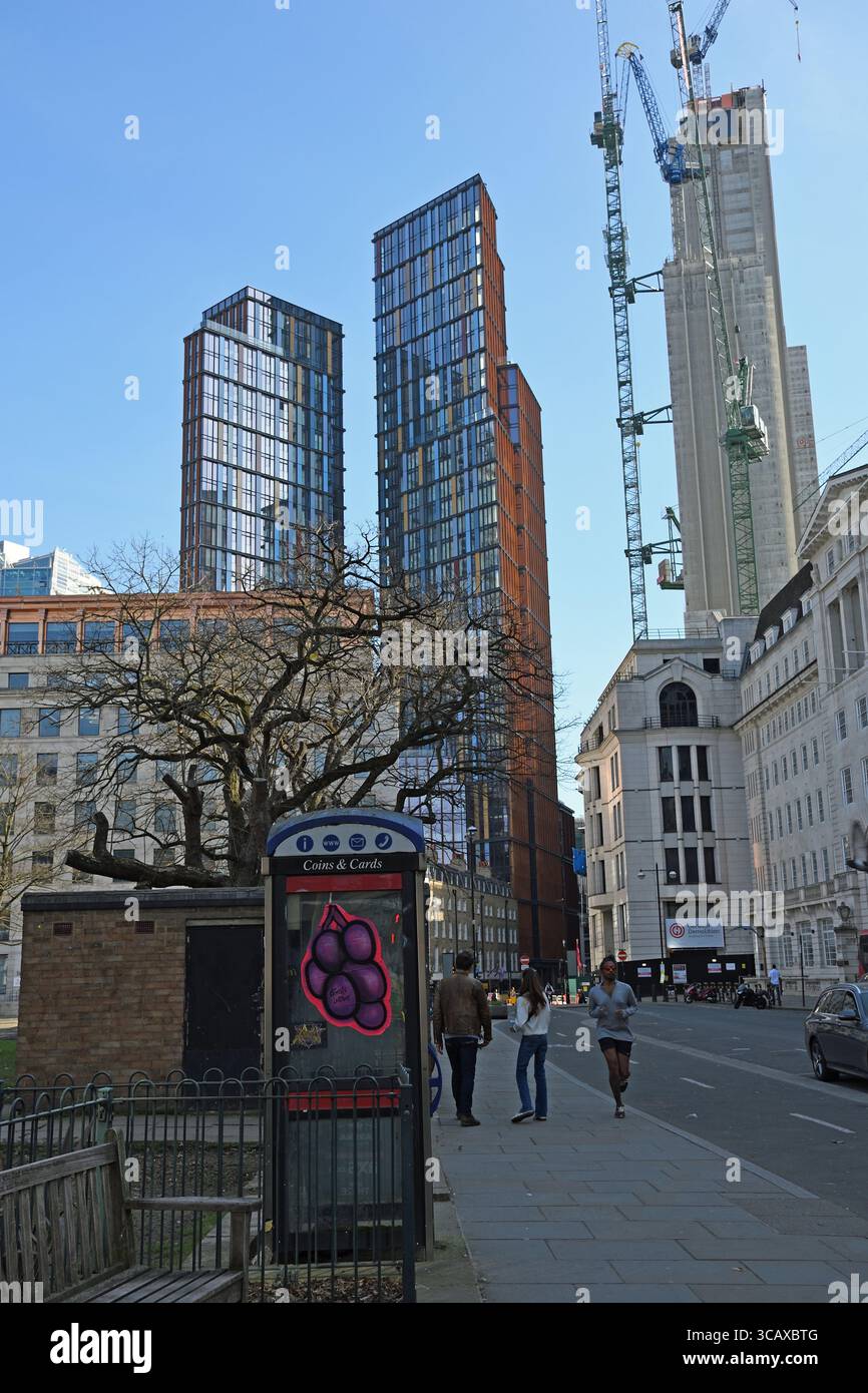 Das Alte und das neue - Alte und moderne Architektur, City of London, London, Großbritannien - moderne Wolkenkratzer, eine alte Parkbank und Telefonbox, ein Gartenplatz A Stockfoto