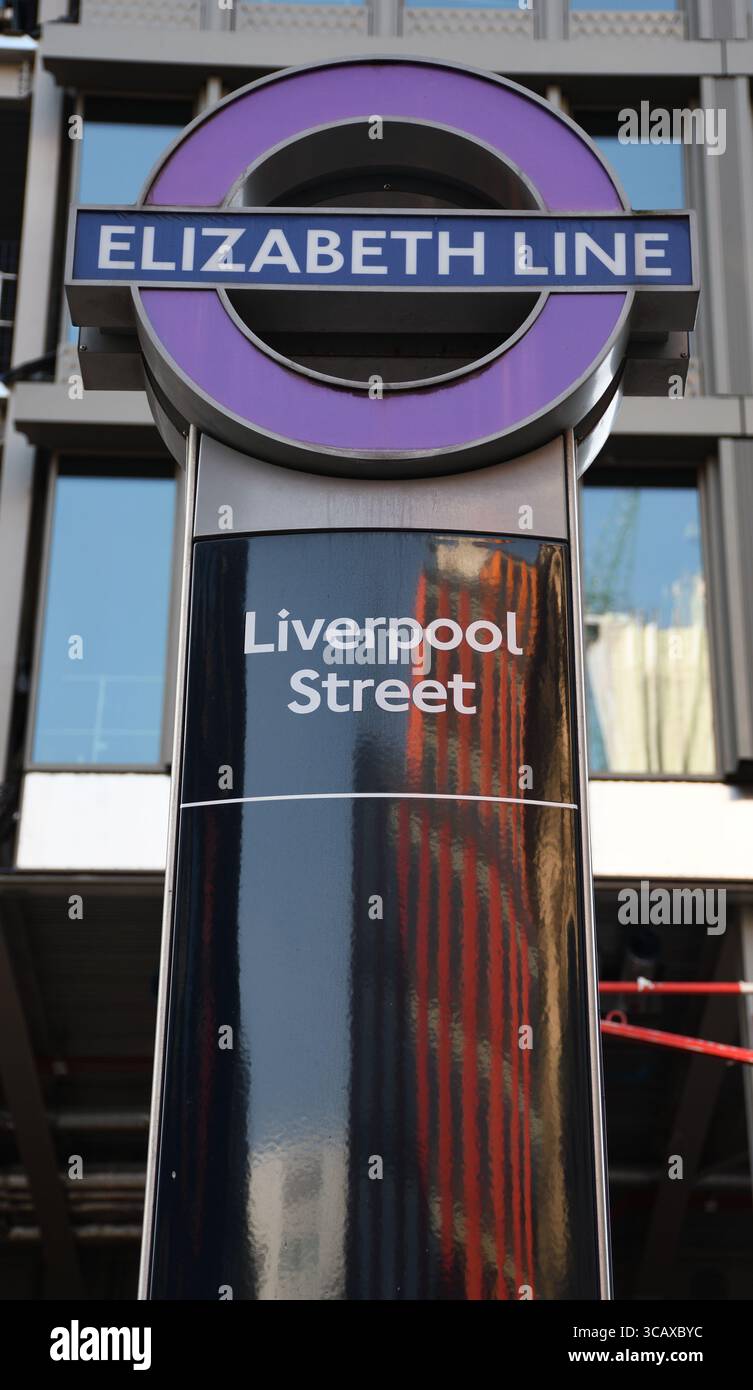 Schilder für die Elizabeth Line an der Liverpool Street Station, City of London, UK Stockfoto