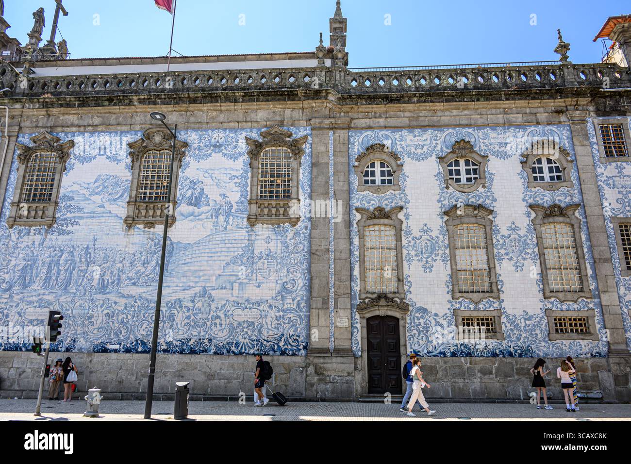 23/07/2025 Porto, Portugal. Die Seitenwand der Kirche Our Lady of Mount Carmel mit ihren komplizierten Fliesen. Foto: © Simon Grosset Stockfoto