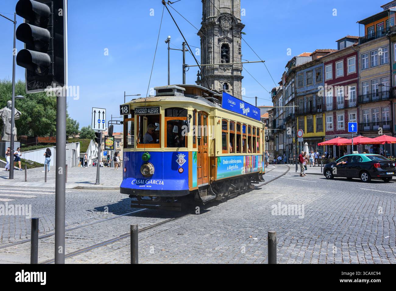 23/07/2025 Porto, Portugal. Alte Straßenbahn, die vor der Clerigos-Kirche vorbeifährt. Das Straßenbahnnetz von Porto in Portugal wird von der Sociedade de Transportes Colectivos do Porto (STCP) betrieben und verfügt derzeit über drei regelmäßige Straßenbahnstrecken mit 30 Minuten Fahrzeit. Alle sind traditionelle Straßenbahnstrecken, und sie verwenden ausschließlich klassische Straßenbahnen. Foto © Simon Grosset Stockfoto