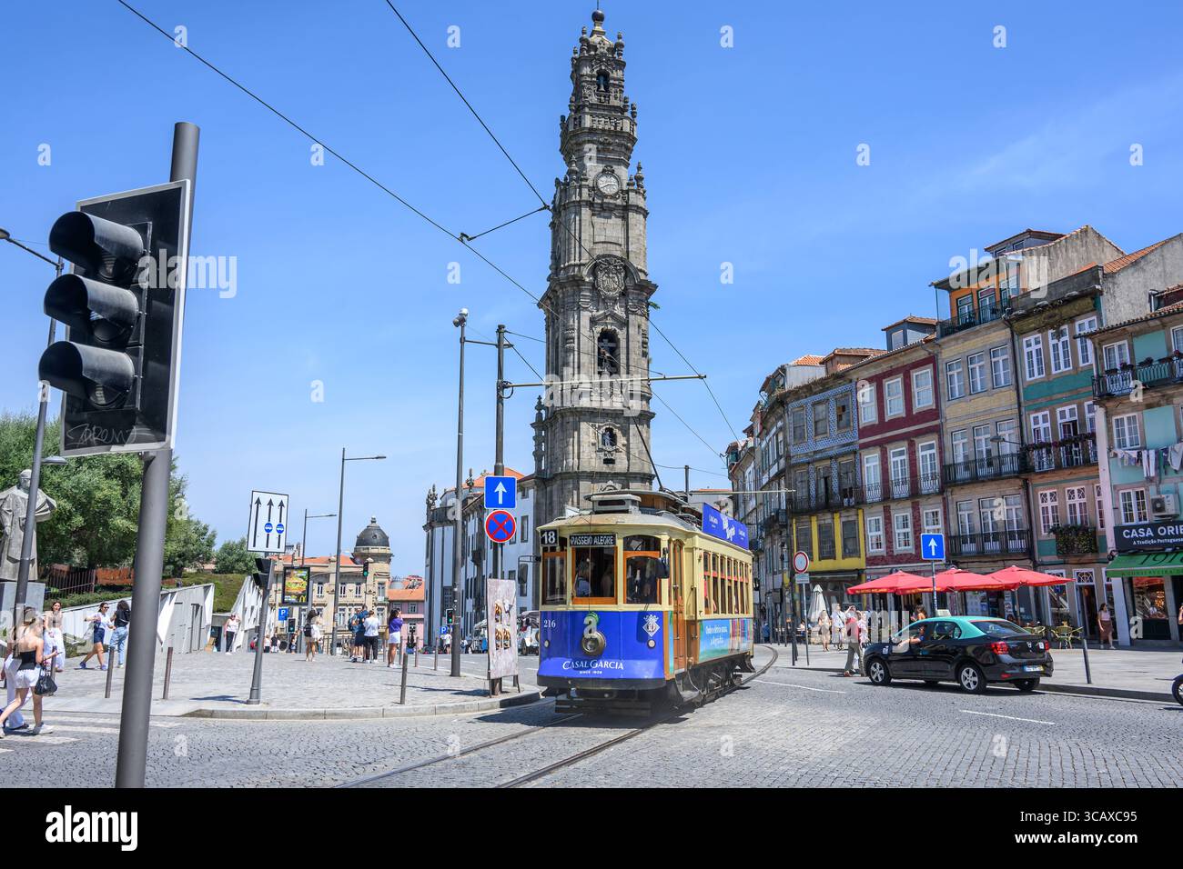 23/07/2025 Porto, Portugal. Alte Straßenbahn, die vor der Clerigos-Kirche vorbeifährt. Das Straßenbahnnetz von Porto in Portugal wird von der Sociedade de Transportes Colectivos do Porto (STCP) betrieben und verfügt derzeit über drei regelmäßige Straßenbahnstrecken mit 30 Minuten Fahrzeit. Alle sind traditionelle Straßenbahnstrecken, und sie verwenden ausschließlich klassische Straßenbahnen. Foto © Simon Grosset Stockfoto