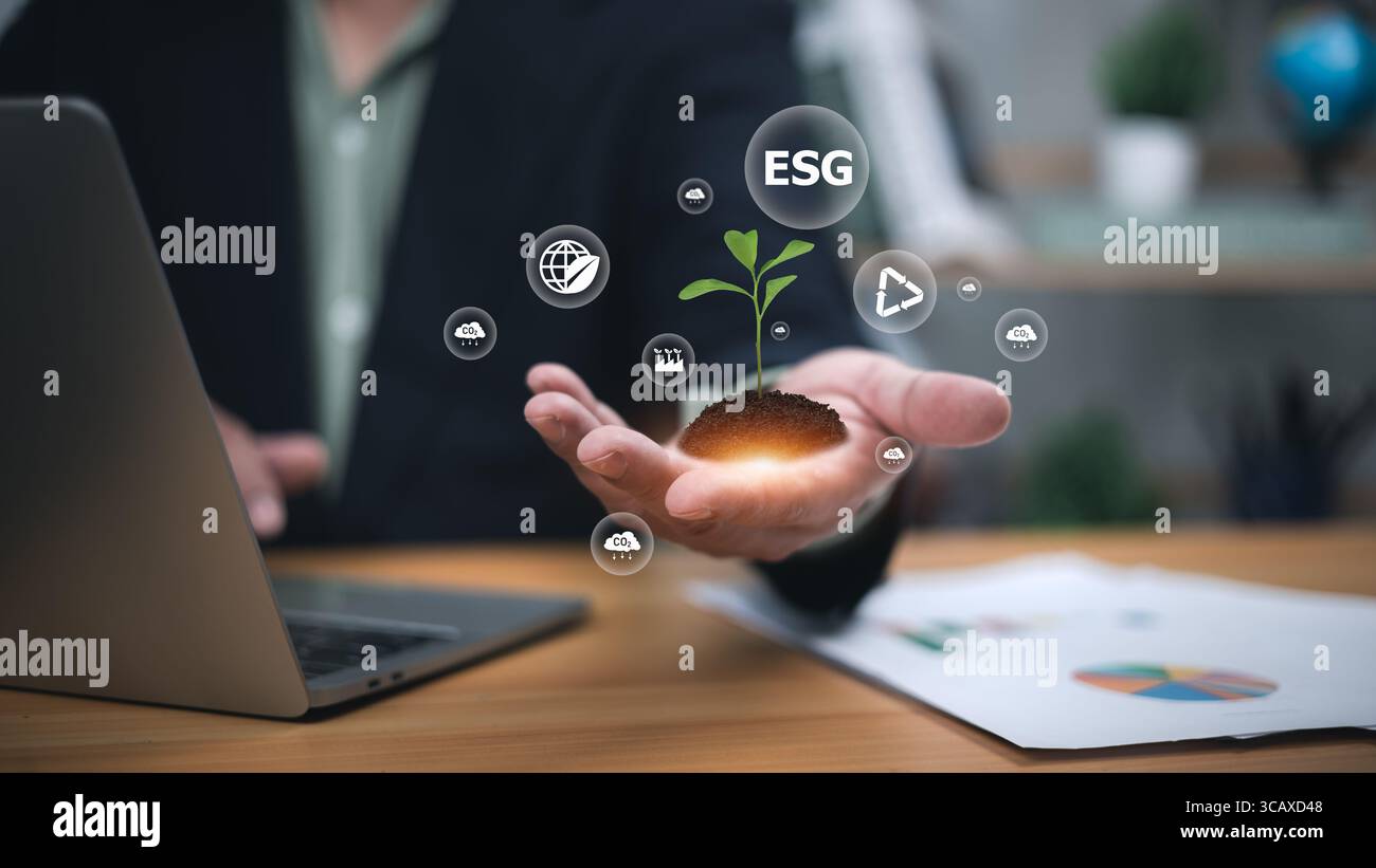 Nachhaltigkeit, grüne Investitionen und verantwortungsvolles Geschäftswachstum. Professionelle Hand, die glühende Pflanze mit digitalen ESG-Symbolen wie Globus, Recyclin hält Stockfoto