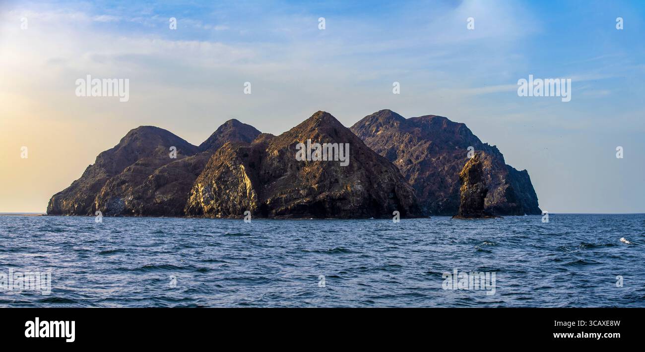 Felsige Insel vor der omanischen Küste in der Nähe von Muscat Stockfoto