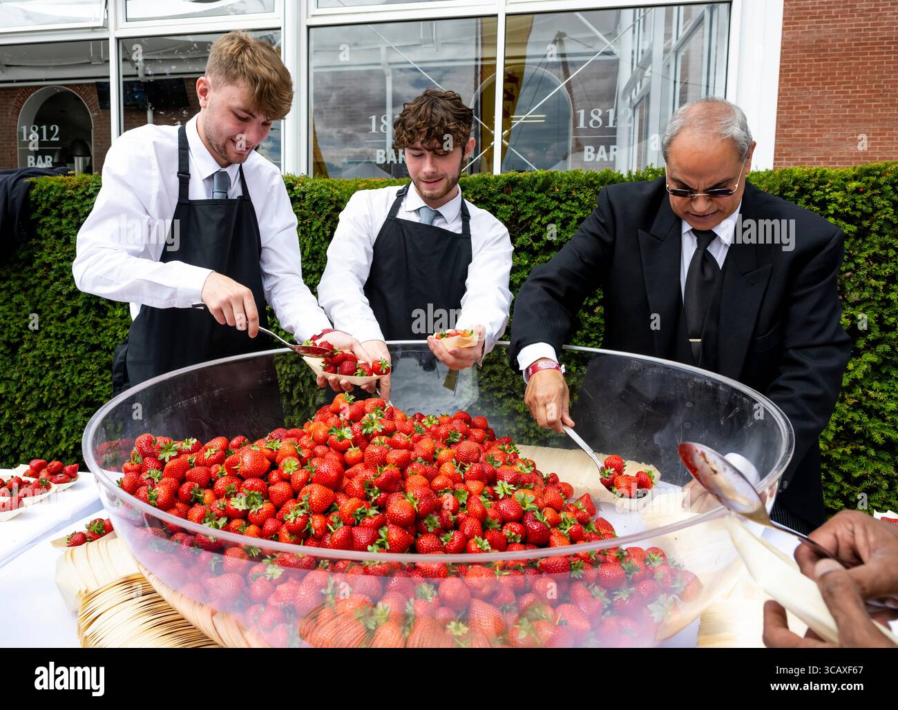 Qatar Goodwood Festival Meeting 2025 auf der Goodwood Racecourse, Chichester - Goodwood Free Erdbeeren and Cream - Tag 5 Samstag, 2. August 2025 Stockfoto